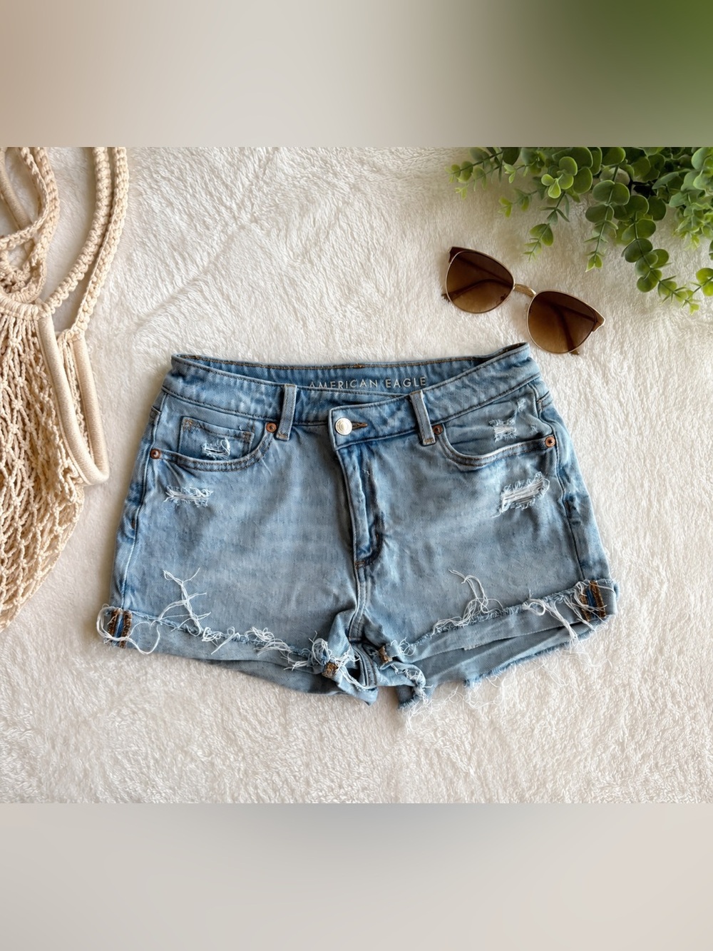 American Eagle Mom Shorts Distressed Light Wash Denim Size 2